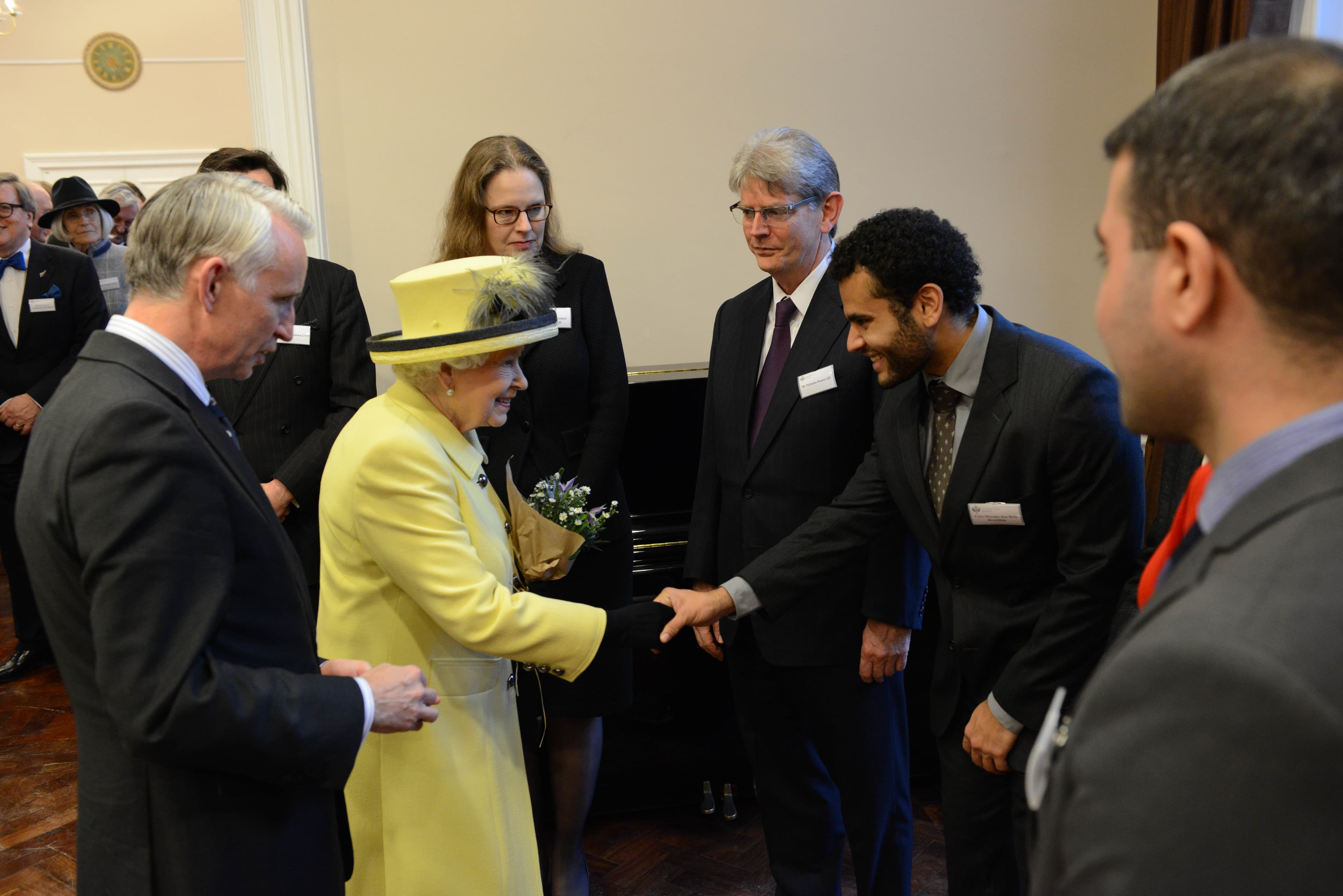 Ciro Moraes dos Reis encontrando a Rainha Elizabeth II na London School of Economics